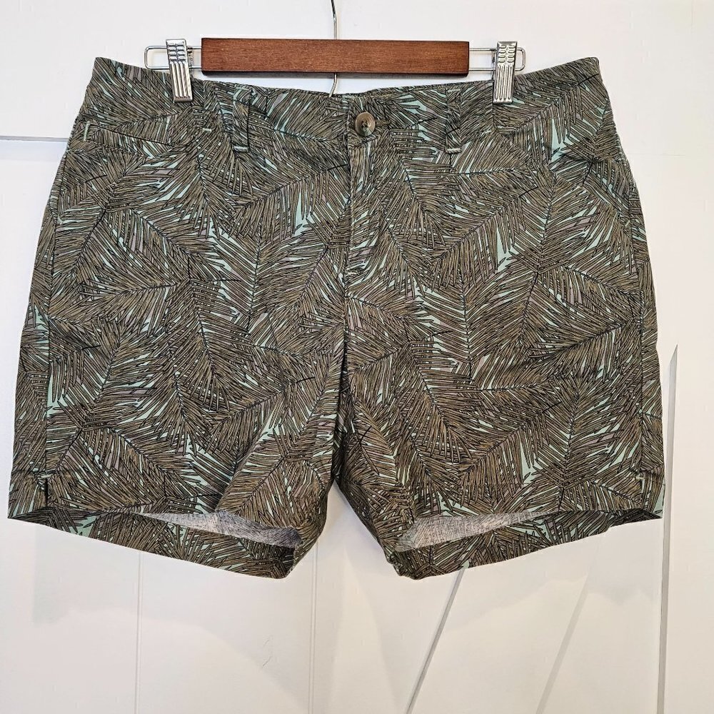Lee mid-rise fit 1889 shorts; Green tropical palm pattern, Size 12 Medium